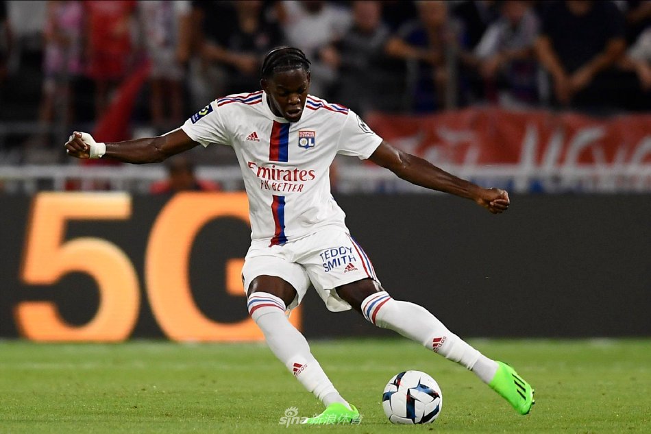 胖东来新店上架多款明星球衣:梅西、姆巴佩、乔丹等人亲签 均价1到2万(胖东来新店上新多款球星亲签球衣:梅西、姆巴佩、乔丹等,售价1万至2万元)